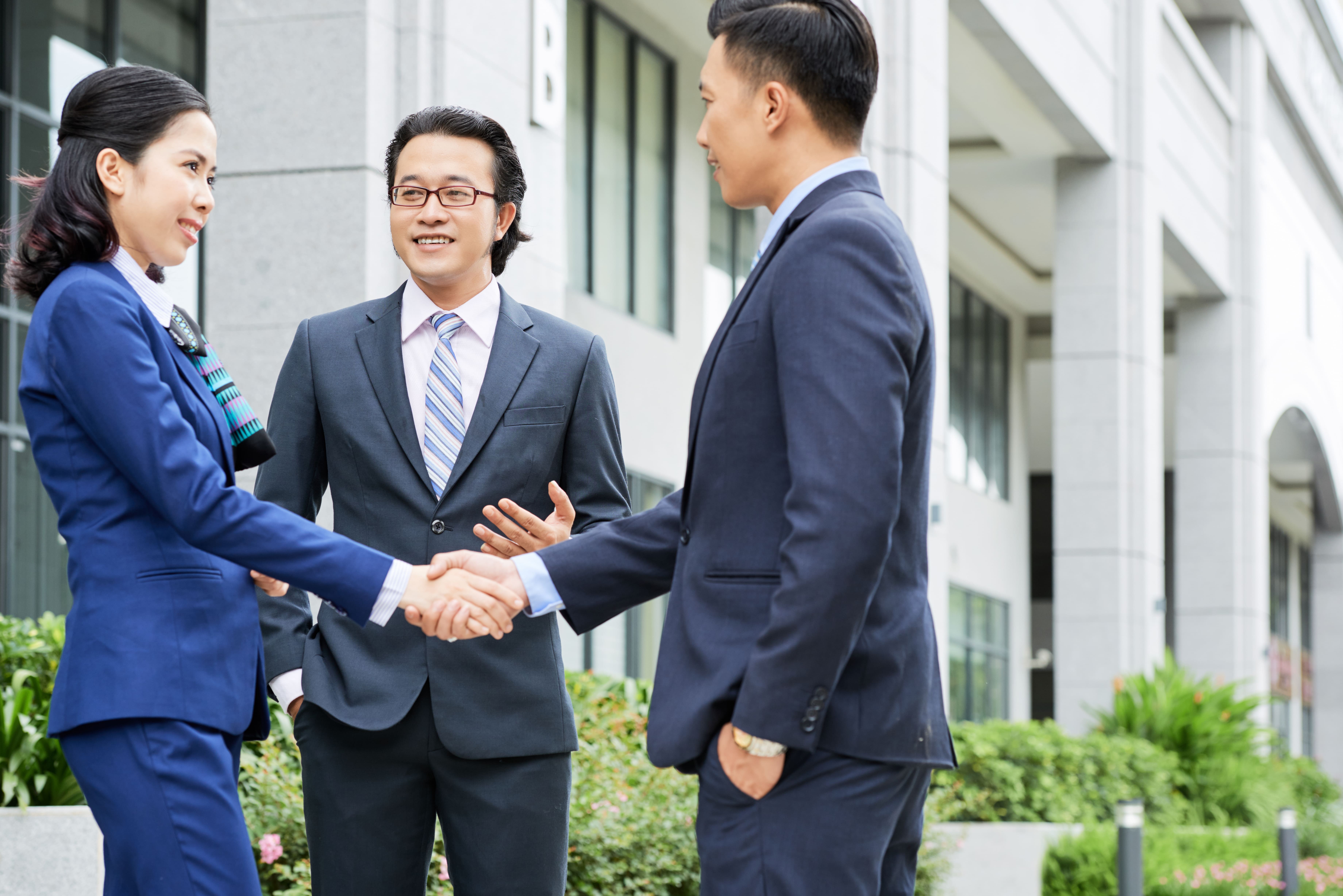 medium-shot-business-people-shaking-hands-outdoors medium-shot-business-people-shaking-hands-outdoors